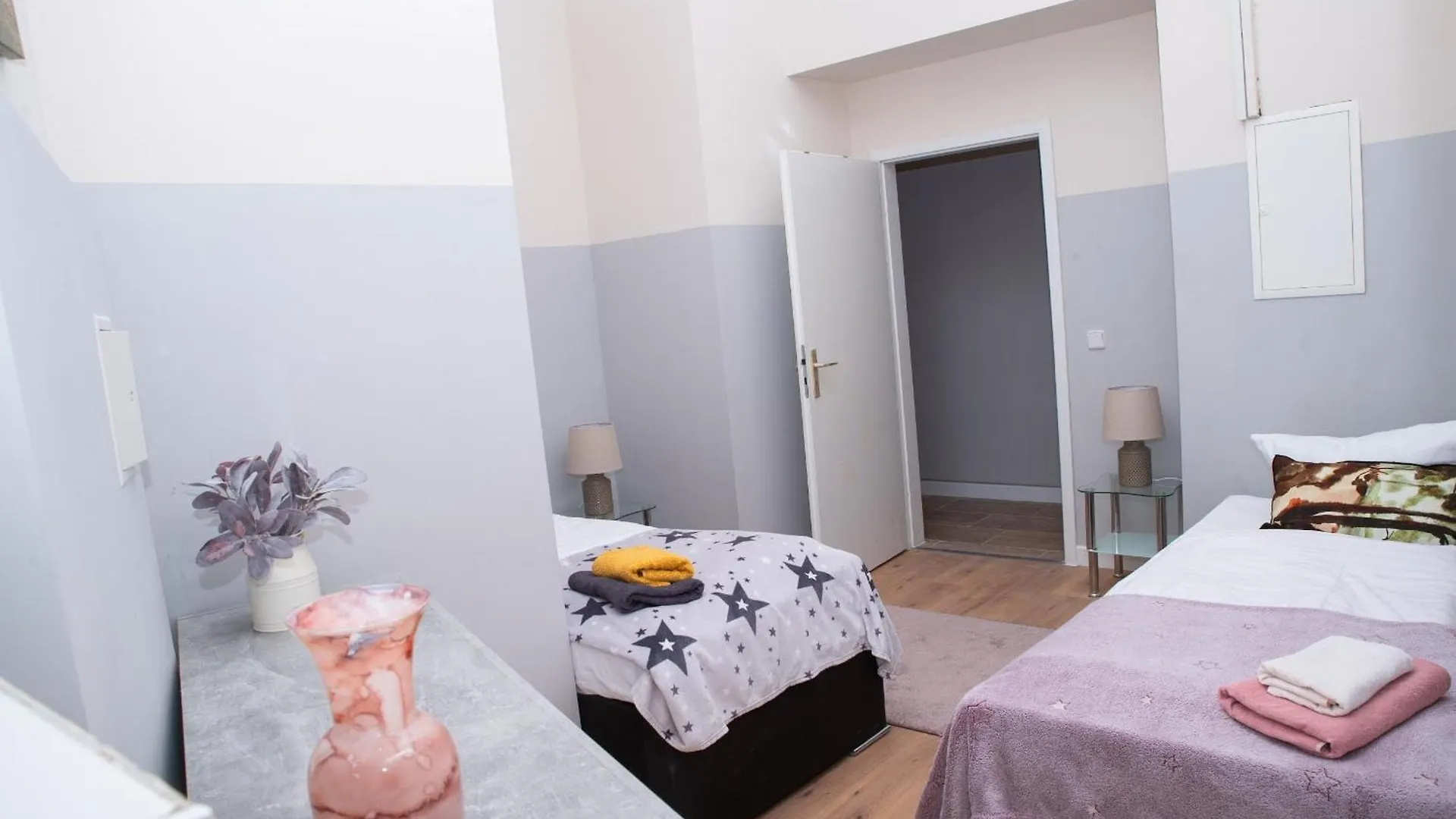 Big 4Rooms Central City Apartment Kurfuerstendamm Berlin 0*,  Germany